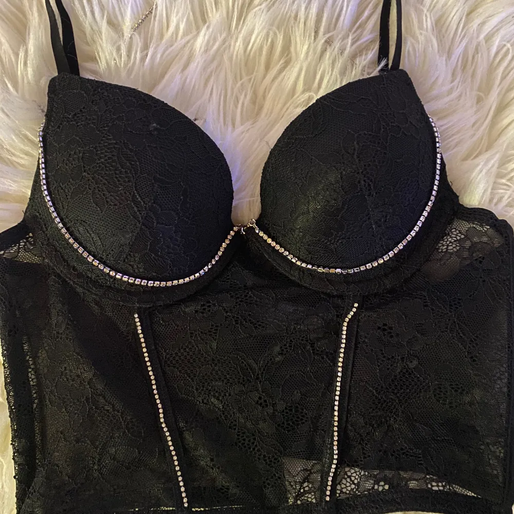jĂ€ttefin bh halter topp med diamanter och spets!đ€ köpt frĂ„n primark i england men aldrig kommit till anvĂ€ndning dĂ„ jag inte tyckte att den passa migđ€ den har Ă€ven jĂ€ttefina diamanter pĂ„ ryggen!. YlĂ€osat.