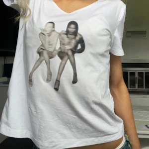 Kate Moss & Naomi campbell - Snyggare take på den populära T-shirten. Cropped i strlk M. Gjord på 100% återbruket material.    Kan göra custom. 