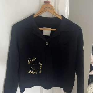 Stickad jacka från Sandro - Cool jacka från Sandro i strl 34🩷