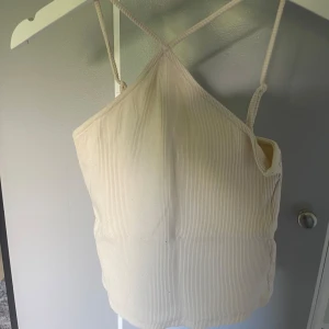 Krämvitt linne  - Superfint linne från bikbok! Banden är justerbara! I en superfin krämvit/beige färg💓