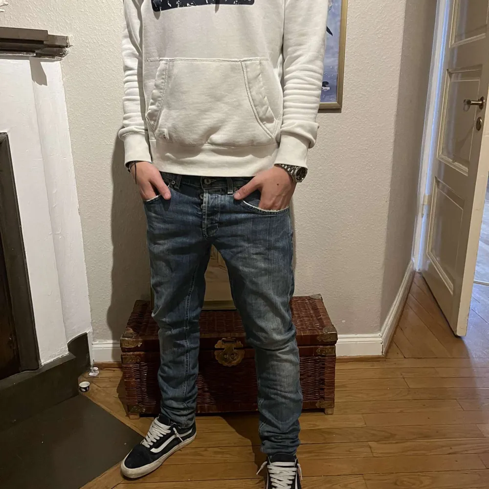 Säljer nu dessa sjukt feta dondup George jeans i storleken 30 riktigt sköna nu till sommaren med ett par goa sneakers fint skick allmänt ”modellen” är 64kg 175 cm och sitter perfekt. Jeans & Byxor.