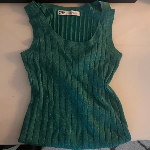 Grön glittrig tröja - Grön glittrig tröja från zara. Helt oanvänd Strlk xs men passar också S