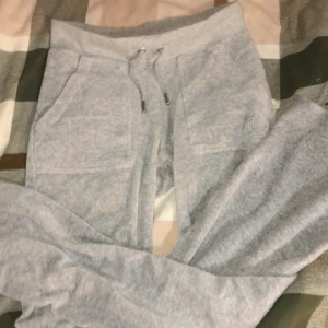 Gråa juicy byxor - Säljes pågrund av att de ej kommer till användning. Fint skick och inga defekter.