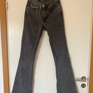 Bootcut Jeans - Ett par jättefina low waist Bootcut jeans från Gina tricot i jättebra skick💗