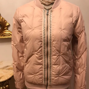 Jacka  - Säljer ljus rosa bomber jacket från Cream i storlek 34/XS. 