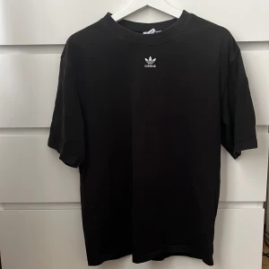 Adidas t-shirt  - Oversized t-shirt från Adidas, inga defekter! 
