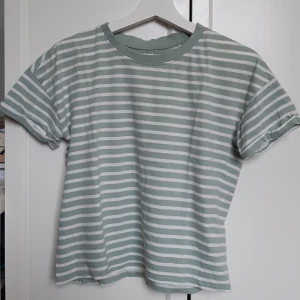 Randlig tshirt - (SÄLJER ÄVEN LIKNANDE I LILA! 💜) Ljust mintgrön/pastellgrön tshirt i bomull med ränder, passar XS-M. Den har tre små prickar (som bild 4), men som knappt syns i verkligeten. Skriv vid funderingar! 💚