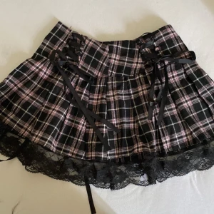 Skirt  - Väldigt fin kjol med bows man kan justera! Den passar Xs/S helt ny och oanvänd!! 