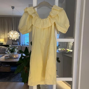 Klänning - Så söt gul sommarklänning i bra skick💛
