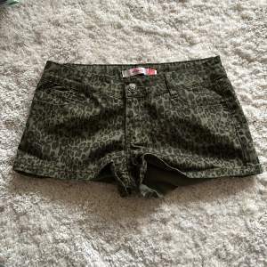 Lågmidjade mörkgröna leopardshorts i nyskick, storlek 36/S💗Skriv för fler bilder eller frågor 