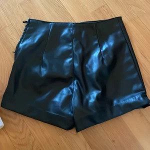 Skinnshorts - Säljer dessa så snygga skinnshorts! Perfekt för finare tillställningar som middag/utgång💞