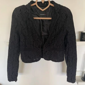 Kort kavaj i spets  - Superfin kort kavaj i spets. Finns tecken på användning. Någon tråd har gått upp på insidan men aldrig stört mig. Även någon lös tråd på axeln som jag tror går att klippa av bara. Storlek s, skulle säga xs/s