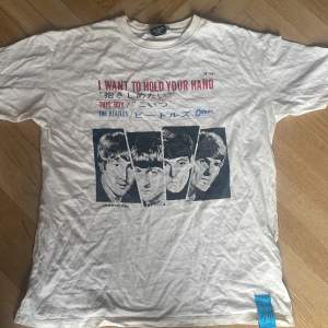 Oversized t-shirt från pull&bear med ett The Beatles motiv! Storlek M men som sagt är den oversized, storbild storleken. Bara använd ett fåtal gånger. Skriv för fler bilder!! Nypris 300kr