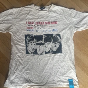 T-Shirt - Oversized t-shirt från pull&bear med ett The Beatles motiv! Storlek M men som sagt är den oversized, storbild storleken. Bara använd ett fåtal gånger. Skriv för fler bilder!! Nypris 300kr