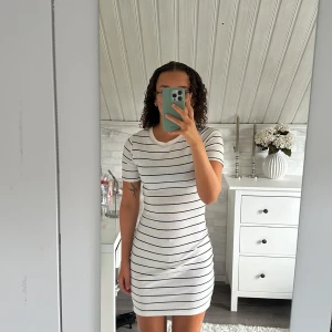 Randig klänning - Fin randig klänning i storlek 38 från h&m. Väldigt fint skick då den blivit använd fåtal gånger 