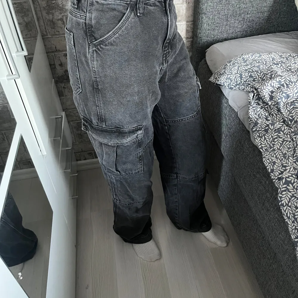 Svarta baggie cargo jeans ifrån H&M. Helt okej kvalitet, inte använda så många gånger. Originalpris 400kr.. Jeans & Byxor.