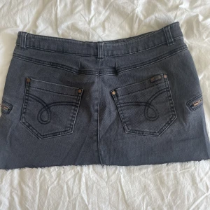 Jeanskjol - Jätte snygg svart jeanskjol med coola detaljer. Säljer då jag har en till ungefär likadan💞 Storlek S. 