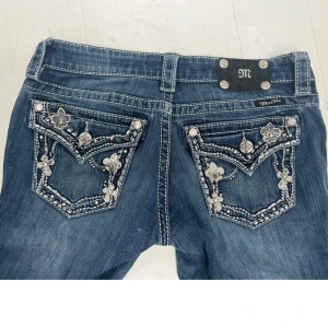 Miss me jeans - Supersnygga MissMe jeans!! Så coola och unika!! Dragkedjan är lite sönder, därför sänker jag priset för det. Man kan fixa dragkedjan lätt dock med säkerhetsnål osv. ❤️❤️