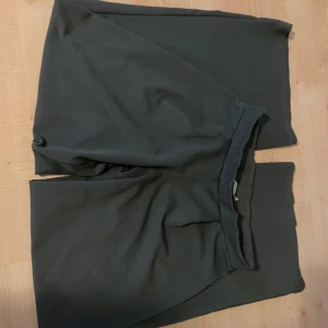 Gråa kostymbyxor - Lågmidjade kostymbyxor med breda ben, mörkgrå färg. Dem är i storlek xxs men är stretchiga i midjan så dem passar upp till storlek M skulle jag säga.