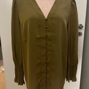 Blus från French Connection  - Blus från French Connection, aldrig använd. Strl XL