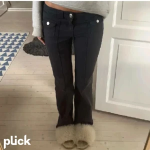 Populära h&m jeans  - Säljer dessa supersnygga populära jeans från hm. Använda men har inga defekter, storlek 38 men passar mig som brukar ha 36, bara att skriva vid frågor, öppen för prisförslag! 💓💓