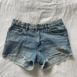  jeansshorts från Gina tricot Young  - Blåa jeansshorts med slitningar från Gina tricot Young avdelningen i storlek 146/xs/xxs. Mycket fint skick 💘
