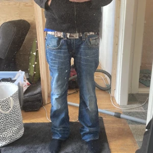billys - distressed  / repaired bootcut billy trues med röd stitch, storlek 31x34 men passar mkt större (midjemått 45cm) söker helst byten mot andra bootcut trues, men cash funkar också 