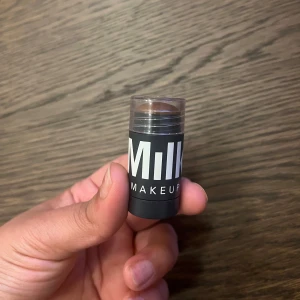 Milk makeup cream contour sculpt stick - Milk makeup cream contour sculpt stick Färgen heter Simmer  Helt ny