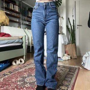 Zara jeans - Straight leg blåa jeans from Zara i fint skick (knappt använda). Jag är 169cm och har storlek 34/36, och de är lite långa. 