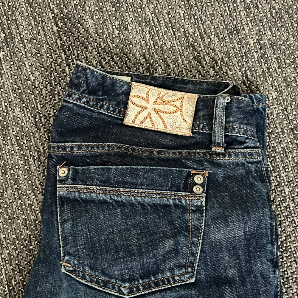 Köpte dessa fina jeans från sellpy i vintras, de har varit lite för små för mig med nu på senaste så får jag ej på mig de. De har en fin marinblå färg, lågmidjade och flare/ bootcut. Byxorna säljs ej längre.  Kan diskutera pris, kom privat för frågor. Jeans & Byxor.