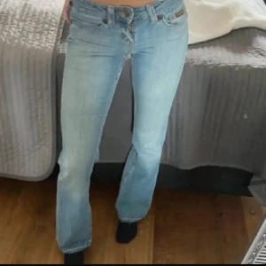 Lowaist bootcut jeans - Jättesnygga lågmidjade jeans från maverick. Innerbenslängd 84cm och midja 37. W26 L33