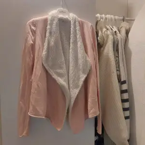 Rosa kofta från h&m i storlek S/M men passar nog S bättre, bra skick, säljer för är inte min stil, skriv vid frgor!