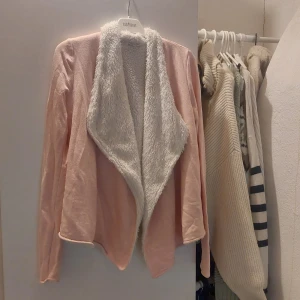 Rosa kofta - Rosa kofta från h&m i storlek S/M men passar nog S bättre, bra skick, säljer för är inte min stil, skriv vid frgor!