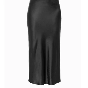 Svart satinkjol - Svart midi satin kjol🤍