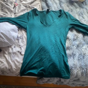 långärmad tröja - säljer denna gröna långärmade tröjan som är lite v-ringad. 💕 Har en takt passform och jag brukar använda storlek xs-xxs på sådana tröjor.