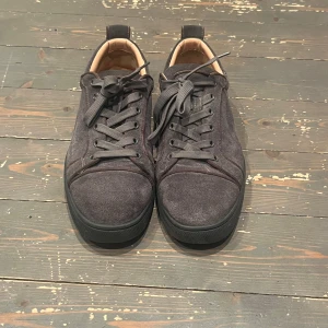 Christian Louboutin  - Otrolig snygga och sparsamt använda loubs. Endast använda under sen vår och har skick på cirka 8/10. Väldigt röda och fina sulor och väldigt levande mocka.  Kvitto och box samt alla extra (stickers, dustbag mm.) medföljer. Passar 42-43  Inga skambud!