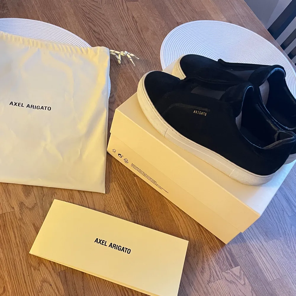 Axel Arigato clean 360 laceless , ny pris 2500kr,  Bra skick,   Skriv för mer frågor & bilder🤝🏼 Sänker priset vid snabb affär. . Skor.