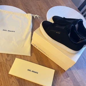 Axel Arigato skor  - Axel Arigato clean 360 laceless , ny pris 2500kr,  Bra skick,   Skriv för mer frågor & bilder🤝🏼 Sänker priset vid snabb affär. 