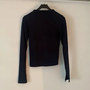 Blå missäy tröja - Basic tröja i strl S/xS, har inte använt så mycket för jag har inte tyckt stilen passar mig så mycket (gillar mer öppet framåt) men den är så skön och man kan ha den när det är kallt, jättefin blå färg och jag hoppas ni gillar!💙💙