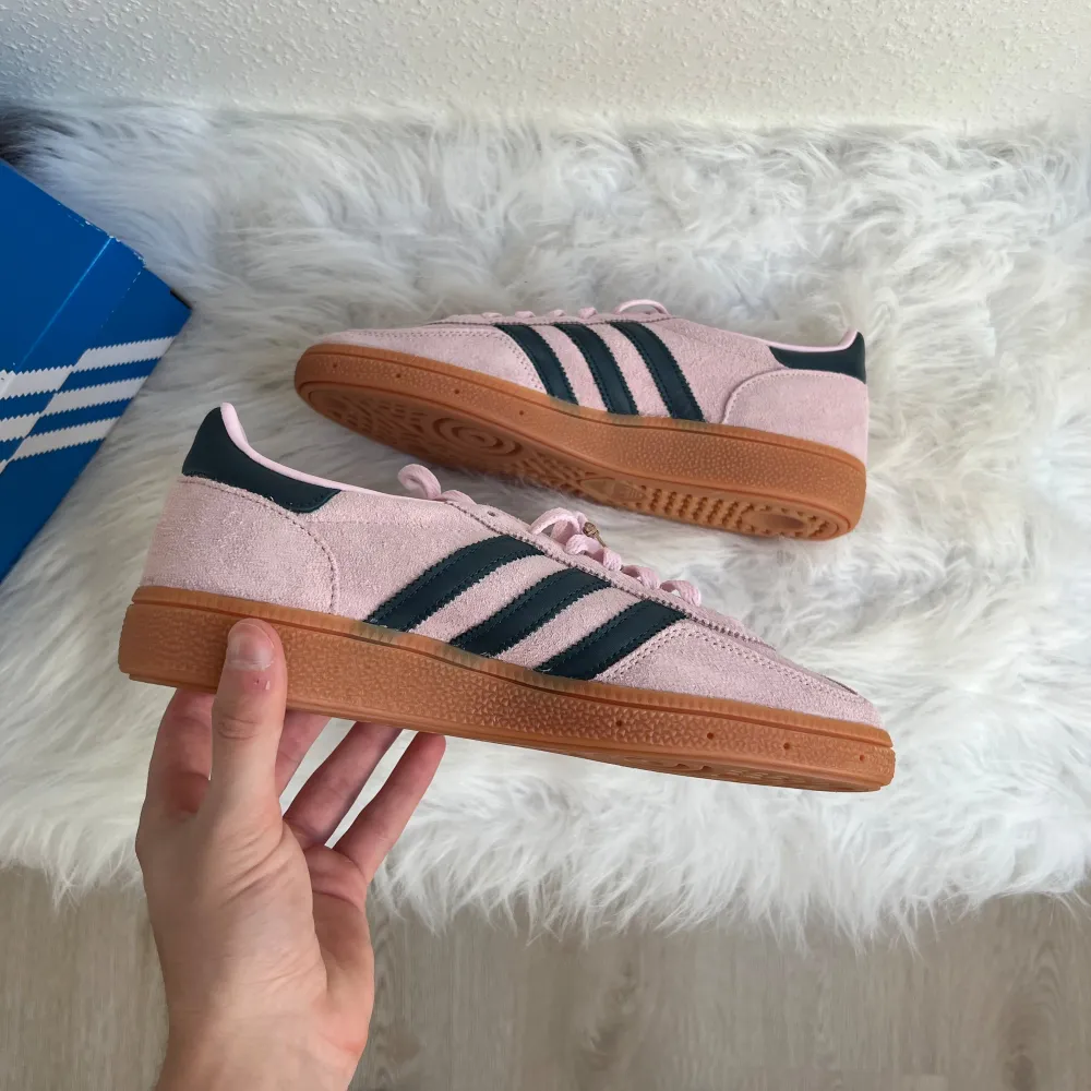 Adidas Handball Spezial “Clear Pink”💗  - Helt nye og ubrugte med alt originalt tilbehør✅   - Kvittering haves   - Størrelser haves - 39 1/3  Anvend 