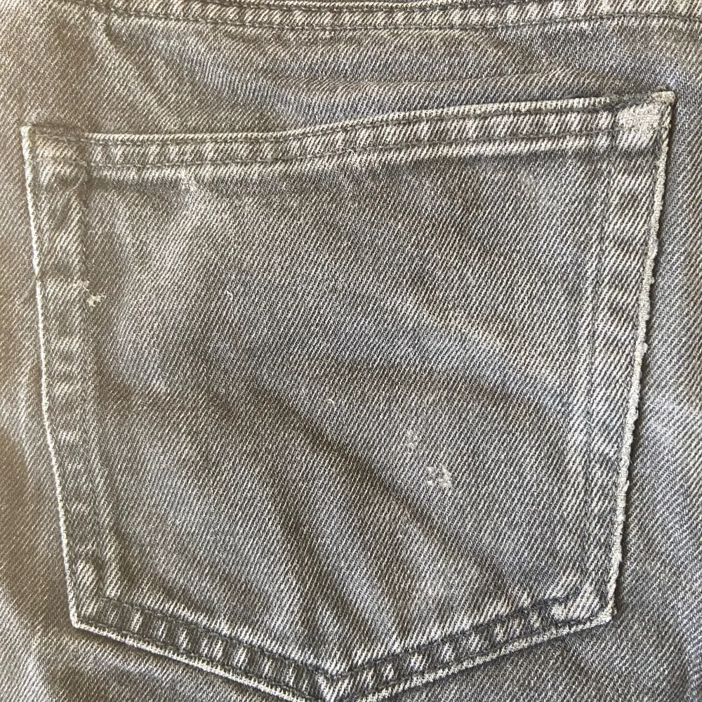 Svarta jeans av modell space i använt skick, större märken eller håll visas på bilder. I övrigt är dom även lite urtvättade. Men riktigt coola byxor med en pösig känsla.. Jeans & Byxor.