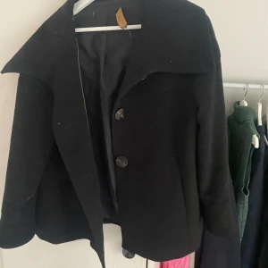Svart kappa - Kappa från zara! Använd fåtal gånger! 