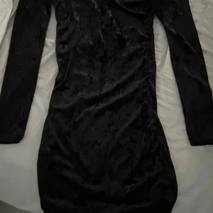 Svart tajt klänning - Kort, svart klänning med lite coolt material. Storlek S. Pris: 75kr Bra och ha i garderoben🖤