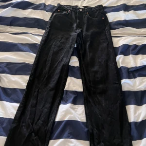 Jeans  - Svarta jeans från Gina Tricot som är vida i benen. Använt Max 5 gånger, väldigt bra skick och supersnygga