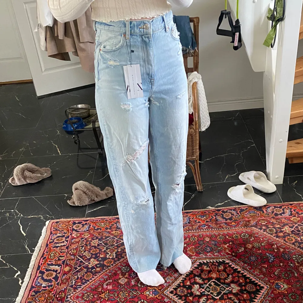 Ett helt par helt nya zara jeans med prislappen på,  högmidgade i storlek 36 ”summer fit, wide leg” med hål på sig. Nypris 399:-. . Jeans & Byxor.