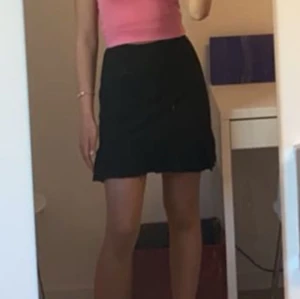 Svart kjol 🖤 - Kort svart kjol köpt från GinaTricot, storlek S (passar XS), bra skick använd få gånger 