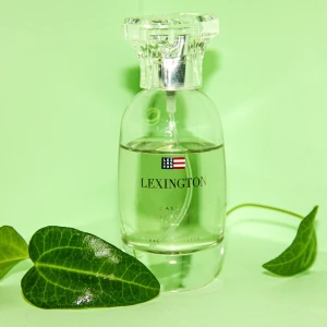 Parfym från Lexington - En fräsch parfym, unisex från Lexington. Ungefär 2/3 kvar! Håller länge!🌿 fantastisk till sommaren! Den är genomskinlig, även om det inte syns på bilden💞
