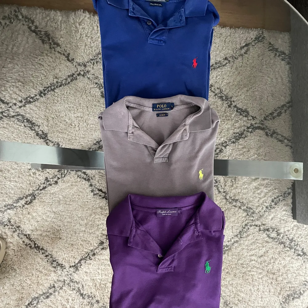 3 stycken Ralph Lauren skjortor. 130kr styck eller alla för 300kr Den lila och gråa är i storlek L Den blåa är i storlek M men sitter som L  Små missförgningar, tror att dem går bort i tvätten. Skjortor.