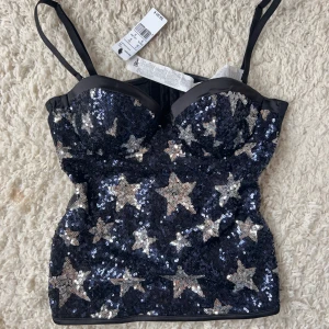 intimissimi korsett topp - Världens snyggaste och helt ny korsettop från intimissimi, nypris ca 460kr. Stolek s men passar även xs, passar a-B kupa.Går att ta loss eller stoppa in banden om man inte vill ha de.köp sker via köp nu, jag postar inom 24h. Kvar tills markerad såld 