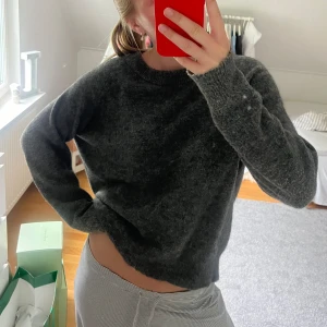 Mörkgrå stickad tröja - Mörkgrå stickad tröja från Zara i strl L men sitter som en M🩷I väldigt bra skick!